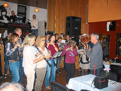 Die Harmonie spielte zur Eröffnung des Adler in Betra auf. Fotos: Hellstern Foto: Schwarzwälder-Bote