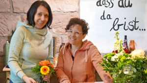 Zusammen mit ihrer Mitarbeiterin Jessica Renner (links) freut sich Inhaberin Stephanie Grammel über die neue „Blumenkiste“ in Seewald-Besenfeld. Foto: Stephanie Prutschke