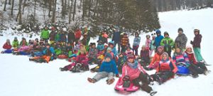 Die Schüler der Schlossgartenschule genießen das Wintervergnügen mit ihren Lehrern am Straßberger Skihang. Foto: Born Foto: Schwarzwälder Bote