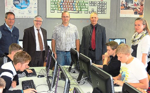Franz Dury, Anton Knapp, Klaus Kuhnt und Emmerich Hernadi  (von links) sind begeistert vom  Computersystem PaedML, das künftig  den Schulalltag erleichtern soll.  Foto: Bombardi Foto: Schwarzwälder-Bote