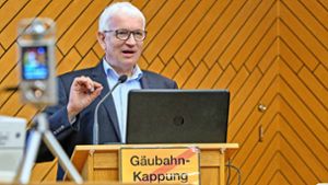 Jürgen Resch ist Geschäftsführer der Deutschen Umwelthilfe. Im evangelischen Gemeindesaal in Rottweil erklärt er, was die Klage gegen die Gäubahn-Kappung bedeutet. Foto: Juergen Lueck