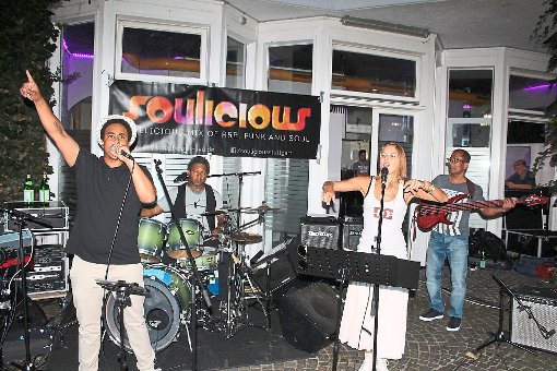 Die Gruppe Soulicious begeistert im Quellenhöfle ihre Zuhörer und lässt es bei der Musiknacht so richtig krachen. Foto: Rademacher