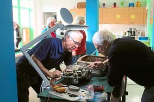Wolfgang Hermann (links) und Jörg Hönig diskutieren im Reparaturcafé darüber, wie das Gerät wieder ans Laufen gebracht werden kann. Foto: Schwarzwälder-Bote