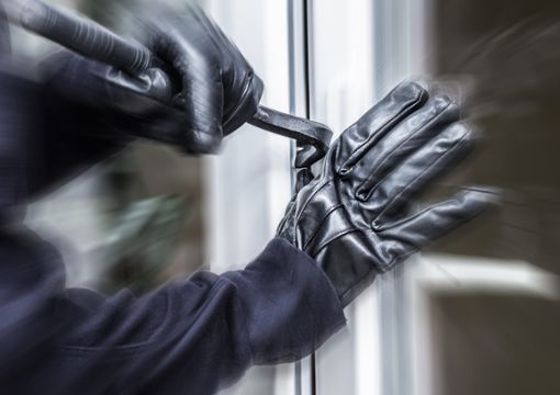 Einbrecher sind in ein Haus in Pfaffenweiler eingedrungen. (Symbolfoto) Foto: Rainer Fuhrmann/ Shutterstock