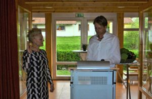 Der stellvertretende Bürgermeister Frank Weinmann nimmt Silke Edele den Amtseid ab. Foto: Wolff