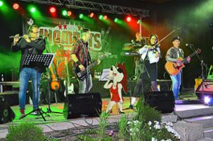Zum 21. Mal auf der Kurparkbühne: Die Schonacher Band Wombats bildet mit ihrem mitreisenden Auftritt den Höhepunkt des Open-Air-Abends. Foto: Nagel