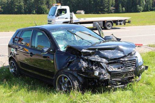 Ein schwerer Verkehrsunfall hat sich am Freitag bei Seewald-Besenfeld ereignet. Zwei Personen wurden dabei schwer verletzt.  Foto: Sannert