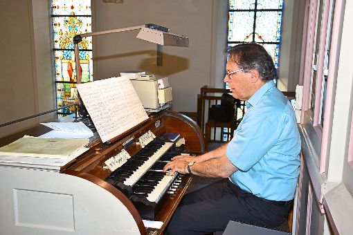 Karl Echle spielt an der Orgel in der  Wiesenstetter Kirche St. Stephanus. Foto: Baiker Foto: Schwarzwälder-Bote