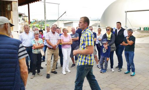 Großes Interesse: Philipp Ewald erläutert Betrieb und Vorteile der Biogasanlage auf dem Palmhof.   Foto: Bombardi Foto: Schwarzwälder Bote