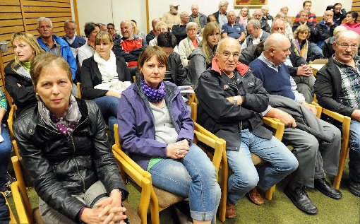 Viele Menschen aus Talheim warteten am Dienstag gespannt auf die Entscheidung im Gemeinderat. Foto: Hopp