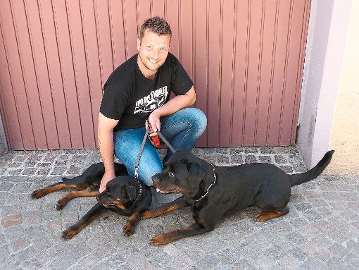 Sven Keller, hier mit seinen Hunden, organisiert den Tag des Rottweilers. Foto: Kübler