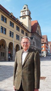 Hans Pfarr vor seiner einstigen Wirkungsstätte, dem Rathaus Albstadt. Foto: Kistner Foto: Schwarzwälder-Bote