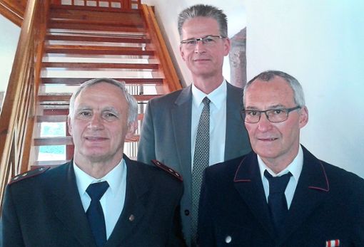 Der geehrte Stefan Kraft (rechts) mit dem Kreisverbandsvorsitzenden Klaus Ziegler (links) und dem Dobler Bürgermeister Christoph Schaack. Foto: Gegenheimer Foto: Schwarzwälder Bote