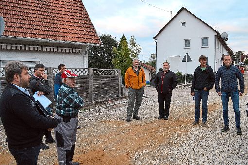 Der Ortschaftsrat macht sich ein Bild von der Sanierung der Kirchbergstraße in Waldmössingen. Foto: Herzog Foto: Schwarzwälder-Bote