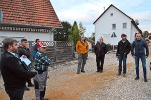 Der Ortschaftsrat macht sich ein Bild von der Sanierung der Kirchbergstraße in Waldmössingen. Foto: Herzog Foto: Schwarzwälder-Bote