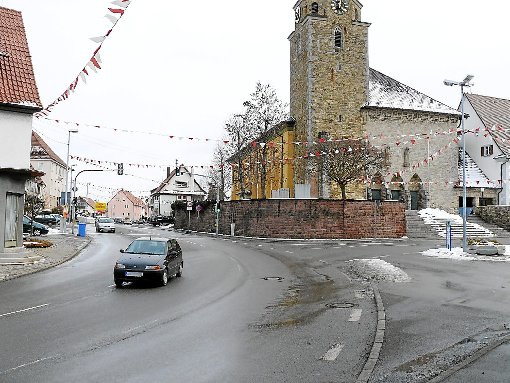 Genügend Platz für einen Kreisverkehr böte die vielbefahrene Kreuzung von Vorstadt-, Damm- und Schlossstraße in der Geislinger Ortsdurchfahrt wohl. Foto: Schnurr