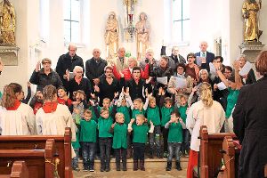 Kirchenchor und Kindergartenkinder bereicherten den Patroziniumsgottesdienst in der Martinskirche.   Foto: Bender Foto: Schwarzwälder-Bote