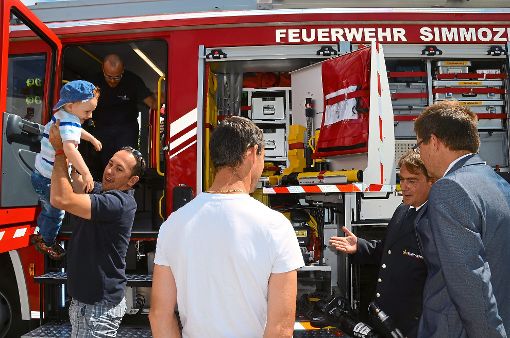 Viele Simmozheimer  ließen sich die moderne technische Ausstattung des neuen Feuerwehrfahrzeugs erklären.  Foto: Bausch Foto: Schwarzwälder-Bote