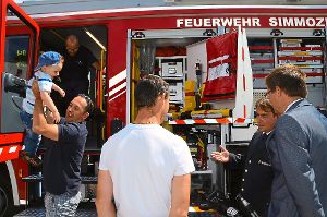 Viele Simmozheimer  ließen sich die moderne technische Ausstattung des neuen Feuerwehrfahrzeugs erklären.  Foto: Bausch Foto: Schwarzwälder-Bote