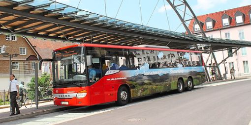 Der Panoramabus hält am Busbahnhof Rößleplatz. Ab Februar soll das wieder ein gewohntes Bild sein.   Foto: VSB