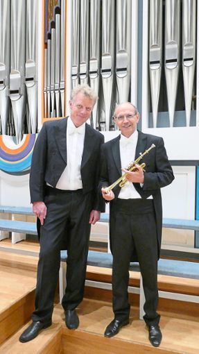 Paul Theis (links)  und Bernhard Kratzer vor der Rieger-Orgel in der Freudenstädter Taborkirche.  Foto: Günther Foto: Schwarzwälder Bote