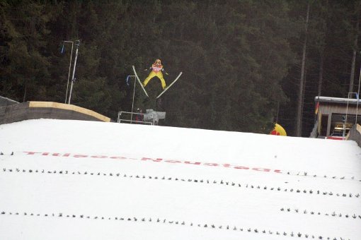 Der Ski-Weltverband FIS hat beim angekündigten Skisprung-Mixed in Titisee-Neustadt am 8. Dezember einen Rückzieher gemacht und die Premiere abgesagt. (Symbolfoto) Foto: Bartler-Team
