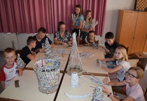 Kinder und Aline Chiarisoli-Jacob (am Tisch links sitzend) stellten beim LauterSpaß im Haus des Gastes Recycling-Deko her. Foto: Borho Foto: Schwarzwälder-Bote