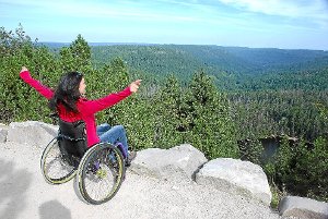 Wie man Sehenswürdigkeiten des Schwarzwalds zum Beispiel auch im Rollstuhl erleben kann, zeigt ein Projekt der Leader-Regionen Nordschwarzwald und Mittlerer Schwarzwald auf.  Foto: Privat