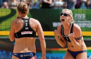 Karla Borger und Britta Büthe aus Stuttgart holten als erstes deutsches und europäisches Beach-Team bei den Damen WM-Silber. Foto: dpa