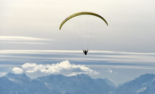 Ein Balinger ist mit seinem Paraglider in Tirol abgestürzt und gestorben. (Symbolfoto) Foto: Hase