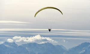 Ein Balinger ist mit seinem Paraglider in Tirol abgestürzt und gestorben. (Symbolfoto) Foto: Hase
