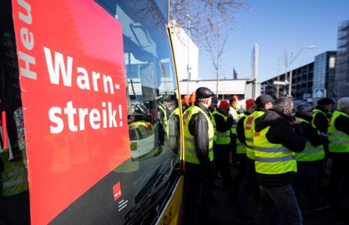 Die Beschäftigten der privaten Busfirmen im Land haben sich mit großer Mehrheit für unbefristete Streiks ausgesprochen.  Foto: dpa