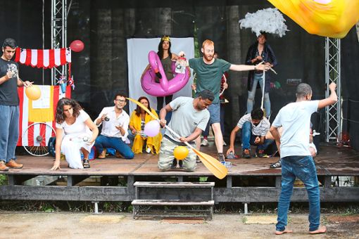 Die Theatergruppe Psychedelight präsentiert auf der Waldbühne ihr Programm über Migration – und zwar auf humorvolle Art.  Fotos: Eich Foto: Schwarzwälder Bote
