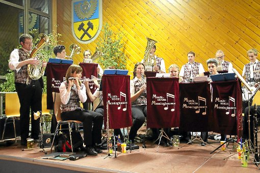 Der Musikverein Messinghausen sorgte beim Dorffest in Hallwangen für  Stimmung.  Foto: Sannert Foto: Schwarzwälder-Bote