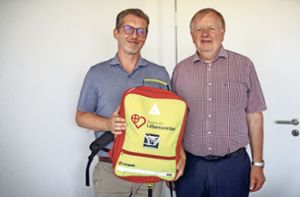 Ersthelfer Matthias Ziegler (links) konnte bei Willi Nickel erfolgreich die Reanimation beginnen – nachdem er von der App „First AED“ alarmiert wurde. Foto: Marc Eich