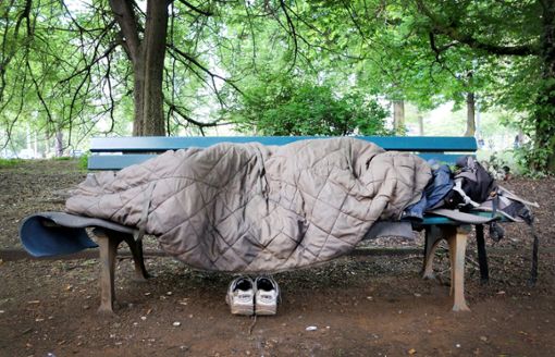 Ein Wohnungsloser schläft auf einer Parkbank. Damit es nicht so weit kommen muss, bietet das  Jakobushaus der Caritas in Endingen Hilfe an. Foto: Gerten Foto: Schwarzwälder Bote