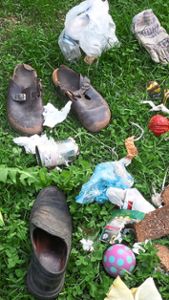 Schuhe, Schlappen, Spielzeug, Müll – junge Füchse erfreuen sich an allerhand Material, um damit zu spielen. So auch mit diesen Dingen, fotografiert im Mai 2018 in der Talstraße.  Foto: Archiv Foto: Schwarzwälder Bote