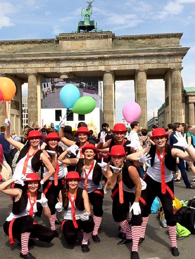 Auf der Bühne vorm Brandenburger Tor treten die Epfendorfer Teilnehmer mit einem Tanz auf.  Foto: Verein Foto: Schwarzwälder-Bote