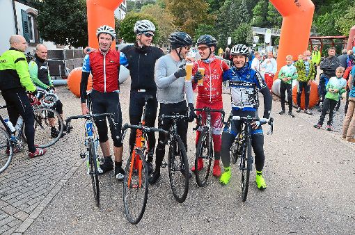 Der Vorjahressieger des Ötztaler Radmarathons, Bernd Hornetz aus Karlsruhe (ganz rechts),  kam mit einer  Führungsgruppe nach der großen Runde im Ziel an.    Foto: Schwark