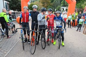 Der Vorjahressieger des Ötztaler Radmarathons, Bernd Hornetz aus Karlsruhe (ganz rechts),  kam mit einer  Führungsgruppe nach der großen Runde im Ziel an.    Foto: Schwark