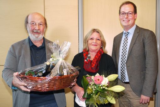 Erhard Karle und seine Frau Leni nahmen Dank und Geschenke von Bürgermeister Frank Schroft entgegen. Foto: Eyrich Foto: Schwarzwälder Bote
