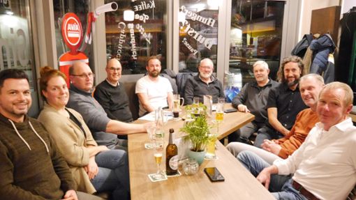 In gemütlicher Runde besprechen die Freien Wähler im Café-Bistro Zwixx kommunalpolitische Themen mit den Einwohnern. Foto: Freie Wähler Schiltach/Lehengericht
