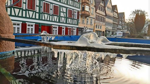 Dicke Eis-Klumpen hängen am Gestänge des oberen Marktbrunnens in Calw Foto: Klormann