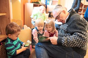 Oberbürgermeister  Rupert Kubon schaut sich mit den Kleinkindern aus der Krippengruppe ein Tierwimmelbuch an und lässt sich von den kleinen Mädchen und Jungen zeigen, welche Tiere sie schon alles kennen. Foto: Stadt VS Foto: Schwarzwälder-Bote