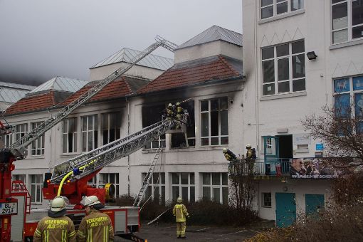 Beim Brand in einem Fitnessstudio in Ebingen ist am 1. Weihnachtsfeiertag ein Mann ums Leben gekommen. Sieben weitere Personen wurden bei dem Feuer verletzt. Der Brand brach in einer Sauna aus. Zum Artikel Foto: SDMG/Maurer