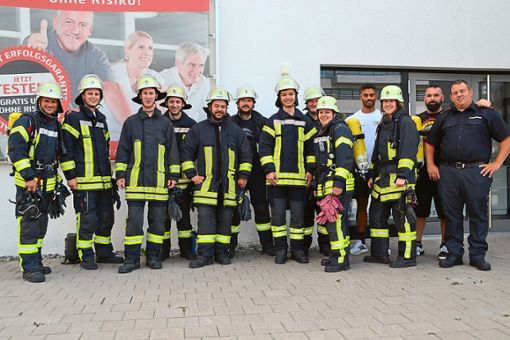 In voller Feuerwehrmontur treten Nagolder Feuerwehrmänner  und -frauen  zum Towerrun in Rottweil an. Foto: Kunert