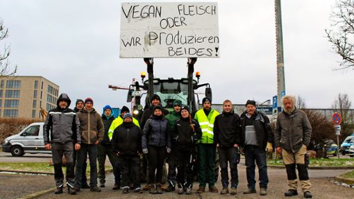 Landwirte treffen sich auf dem P+R-Parkplatz an der B 294/A 8-Anschlussstelle Pforzheim-Nord zum Protest. Foto: Verena Parage