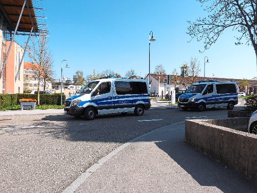 Der mutmaßliche Täter, der den Anschlag auf den BVB-Bus verübt haben soll, wohnt in Freudenstadt. Die Polizei war am Freitag vor Ort. Foto: Müller