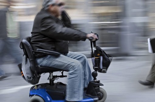 Der Mann war mit seinem Elektro-Rollstuhl steckengeblieben und konnte sich selbst nicht mehr befreien. (Symbolfoto) Foto: SVLuma / Shutterstock