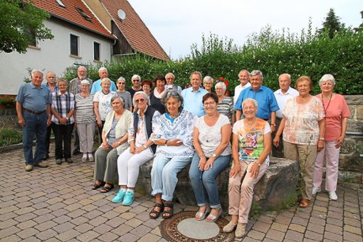 Die Teilnehmer der 75er-Feier am Abend vor dem Weitinger Löwen-Brunnen. Foto: Mattenschlager Foto: Schwarzwälder Bote